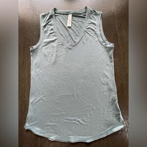 NWOT Athleta Women's Essential V-Neck Tank Sleeveless SMALL Green.